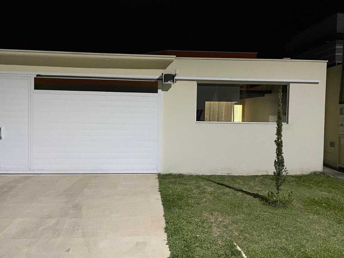 Casa Com Piscina Em *
